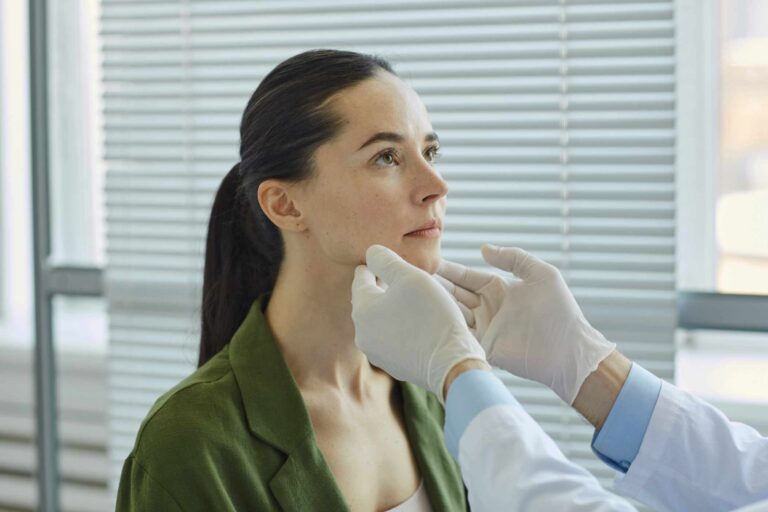Clinician examining a patient during a body contouring consultation at Joréa Clinic